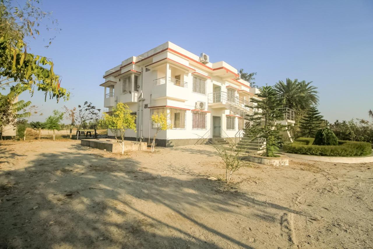 Oyo 69836 Aponjon Resort And Restaurant Shaugaon Bagian luar foto