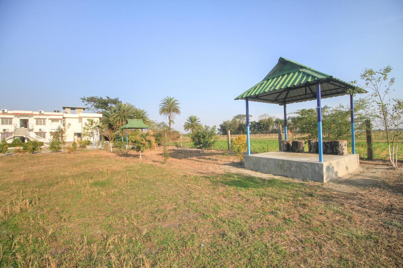 Oyo 69836 Aponjon Resort And Restaurant Shaugaon Bagian luar foto