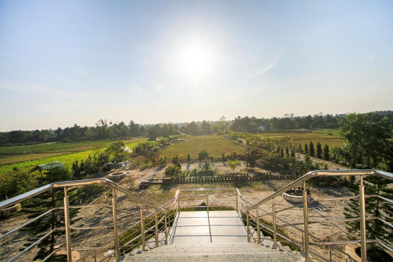 Oyo 69836 Aponjon Resort And Restaurant Shaugaon Bagian luar foto